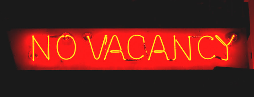 Red sign showing high occupancy at a hotel