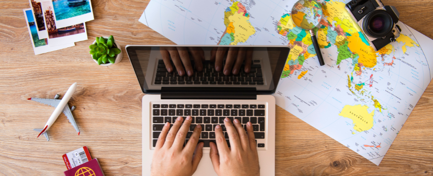 traveller searching hotels on atrapalo